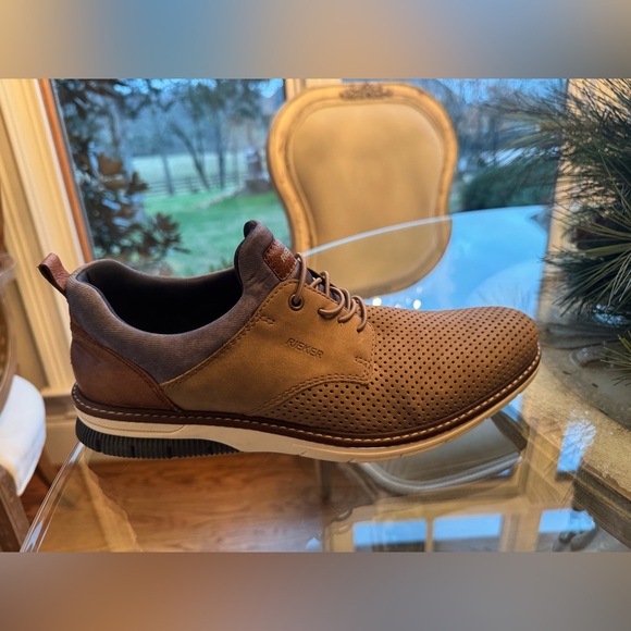 Casual mens shoe, size 10.5 and they have only been worn once & in great shape. - Picture 4 of 5